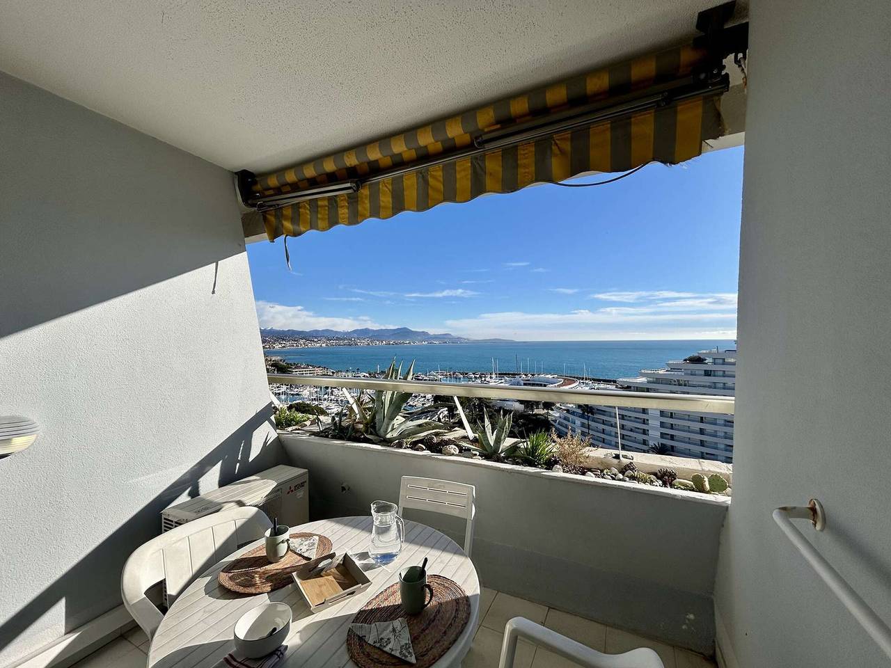 Entire apartment, Modern studio, 2 sleeps, air-conditioned with parking in Villeneuve Loubet Plage in Villeneuve-Loubet Plage, Villeneuve-Loubet