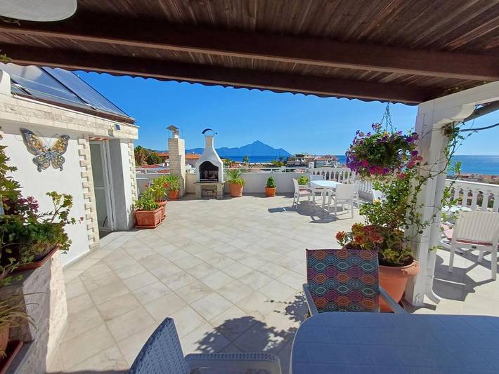 Ferienwohnung für 5 Personen, mit Terrasse und Ausblick in Sarti