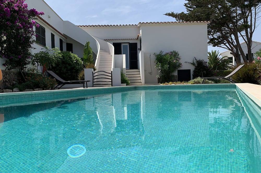Minorque, grande maison, calme, belle piscine et jardin méditerranéen. in Port d'Addaia, Es Mercadal