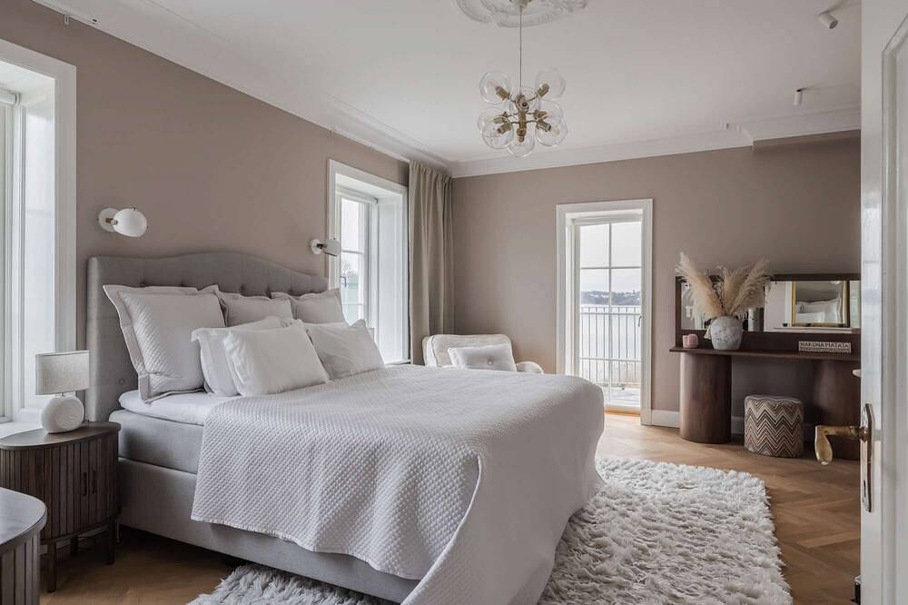 Villa Strandliv invites you to experience an extraordinary stay in a one-of-a-kind residence. in Gustavsberg, Stockholmer Schärengarten