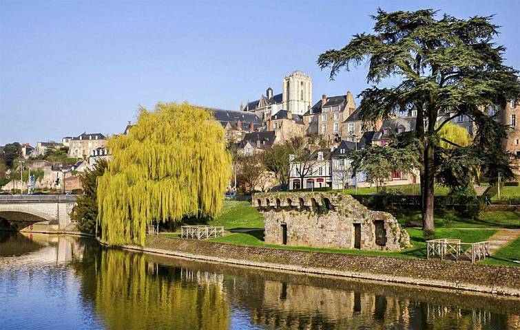 Location de vacances pour 10 personnes, avec sauna et piscine à La Milesse - 2