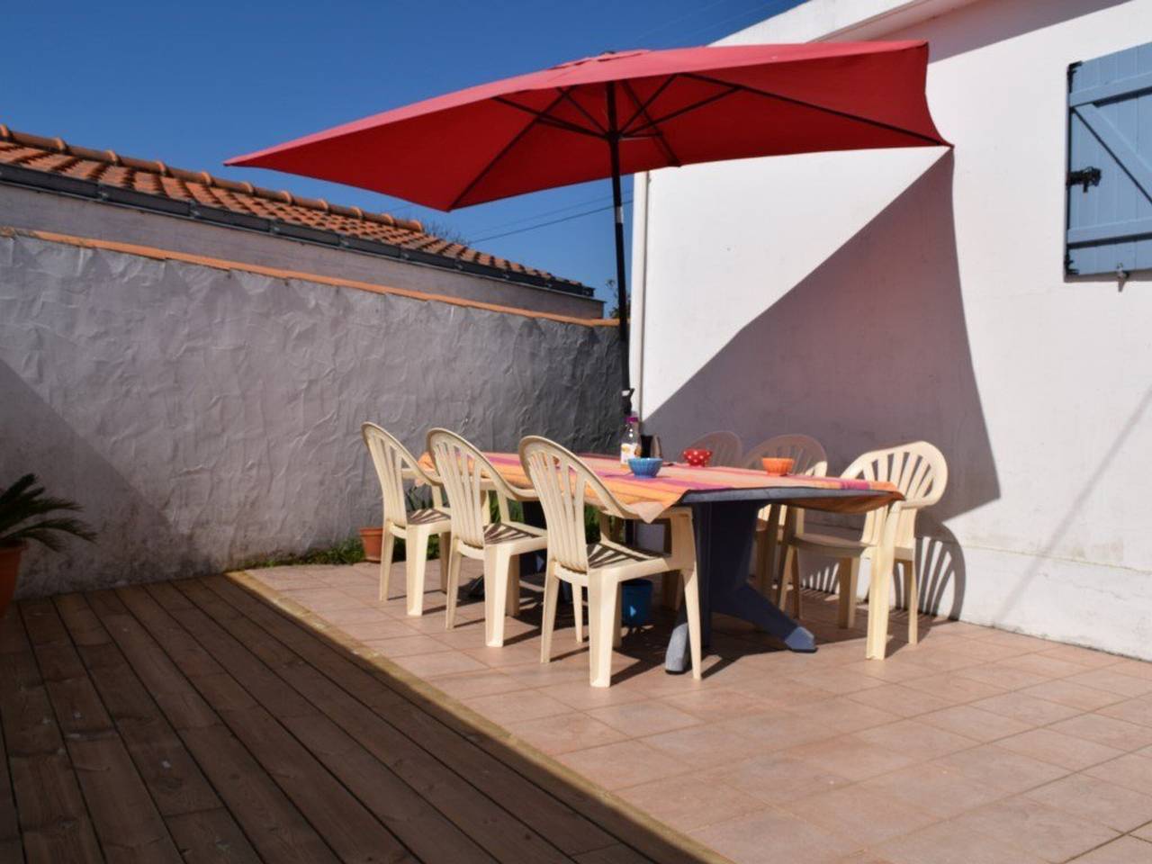 Cozy Beachside Home with Terrace, 5 Guests, Near Shops and Beach in La Guérinière, Noirmoutier