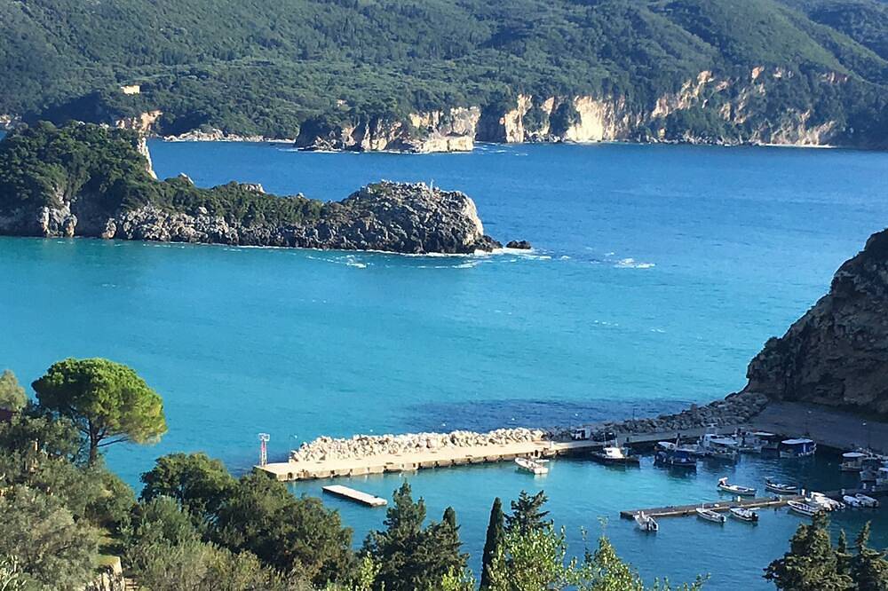 Cottage, walk to beach and tavernas, stunning sea and mountain views in Paleokastritsa, Corfou