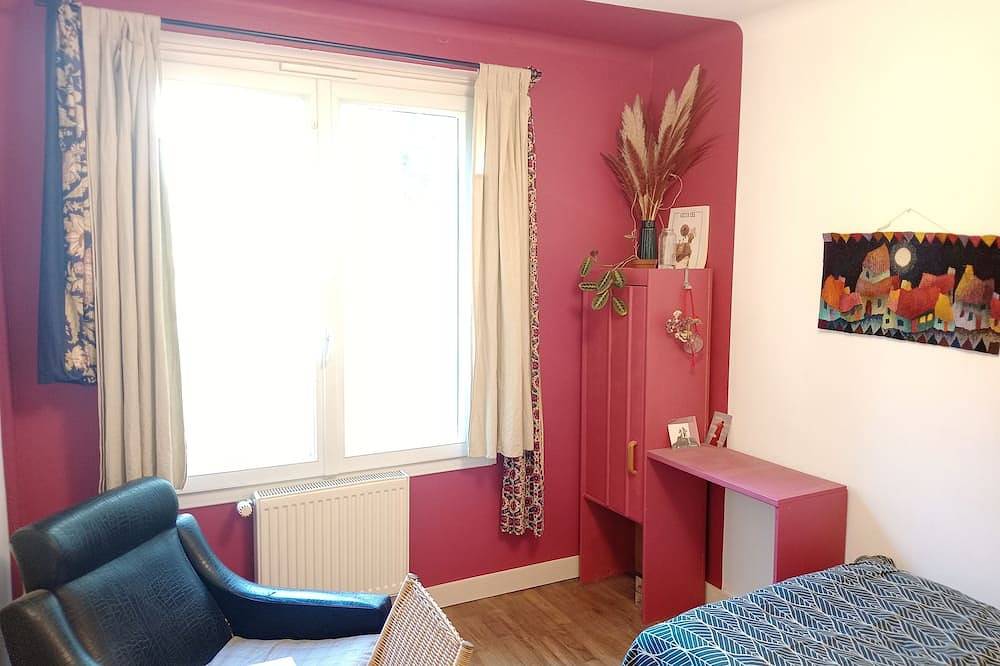 Maison spacieuse avec jardin verdoyant, 10 minutes à pied du centre ville. in Redon, Région de Redon