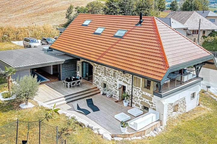 Location de vacances pour 12 personnes, avec Balcon et Jacuzzi ainsi que Terrasse et Jardin à Grésy-sur-Aix