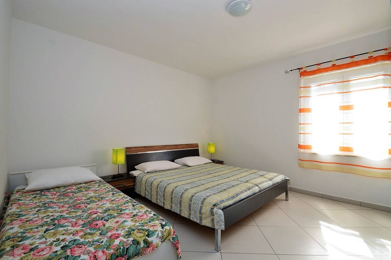 Ganze Wohnung, Wohnung Rahela 2 in Mali Lošinj, Zagazinjine. Das Erdgeschoss ist für 5 Personen geeignet und besteht aus: 1 Schlafzimmer mit 1 Doppelbett und 1 Einzelbett und 1 Schlafzimmer mit 1 Doppelbett, voll ausgestatteter Küche, Badezimmer mit Dusche und Terrasse mit Sitzgelegenheiten. in Mali Lošinj, Lošinj