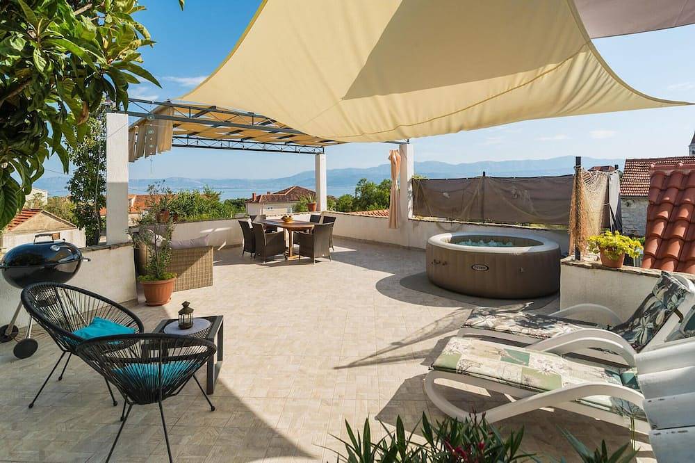 Apartamento entero, Increíble apartamento en Mirca con vistas al mar. in Mirca, Supetar