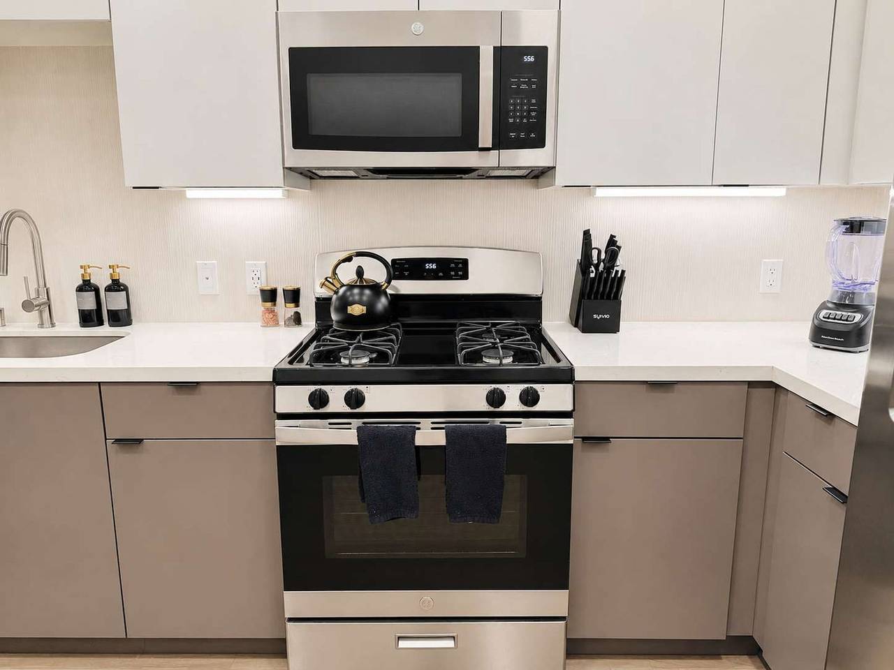 Apartamento entero, Luxe Deco Haven Pool Gym Parking  Close to Disneyland in Santa Ana (california), Condado de Orange