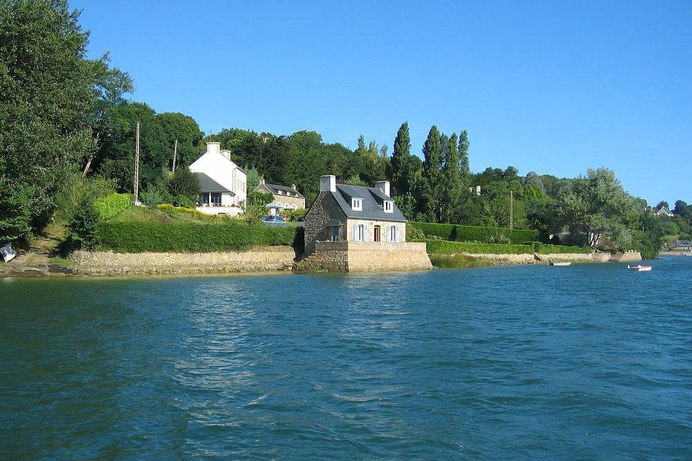 Fischerhaus in Côtes d'Armor in Plouguiel, Rosa Granitküste