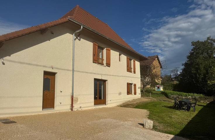 Location de vacances pour 6 personnes, avec jardin ainsi que vue et terrasse à Saint-Genix-sur-Guiers - 2