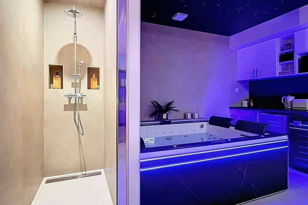 Entire apartment, Luxury Suite Romantic escape & absolute well-being King size bed Jacuzzi. in Montbéliard, Doubs