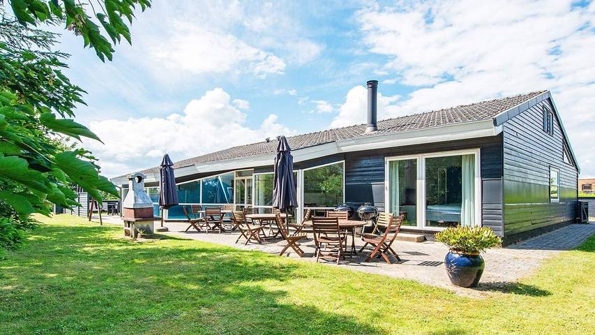 Ferienhaus für 12 Personen, mit Terrasse und Pool sowie Whirlpool und Sauna in Lyngsbæk Strand