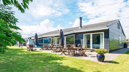 Ferienhaus für 12 Personen, mit Sauna und Pool sowie Whirlpool und Terrasse in Lyngsbæk Strand