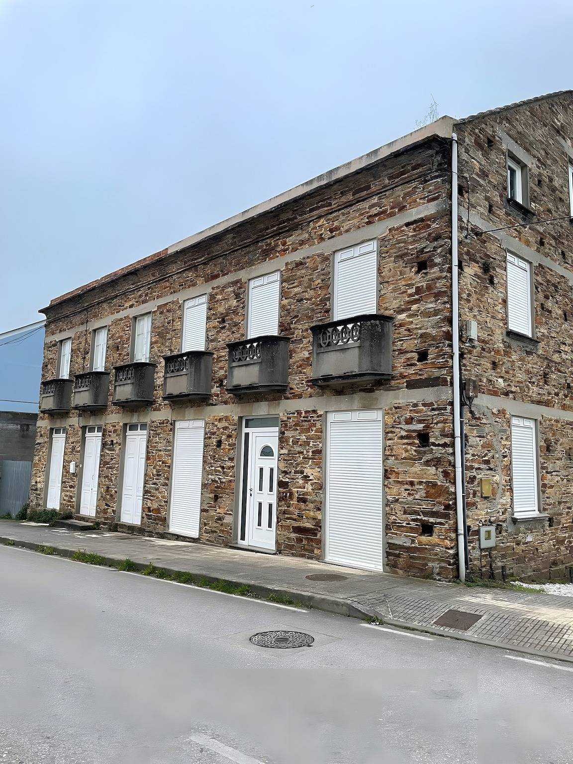 Ferienhaus 'Adelina' mit Bergblick, privatem Garten und Balkon in Foz, Costa de Galicia