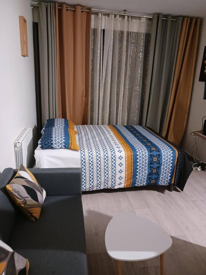 Gîte pour 2 personnes, avec terrasse ainsi que piscine et vue à La Celle-Saint-Cloud - 3