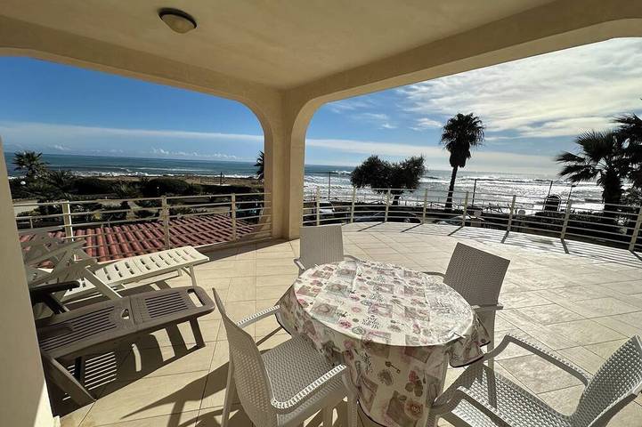 Villa a San Lorenzo a soli 5 metri dalla spiaggia dorata e dal mare cristallino. in San Lorenzo, Noto e dintorni
