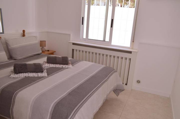 Casa rural para 10 personas, con Balcón y Terraza además de Jardín y Piscina en San Miguel de Salinas - 4