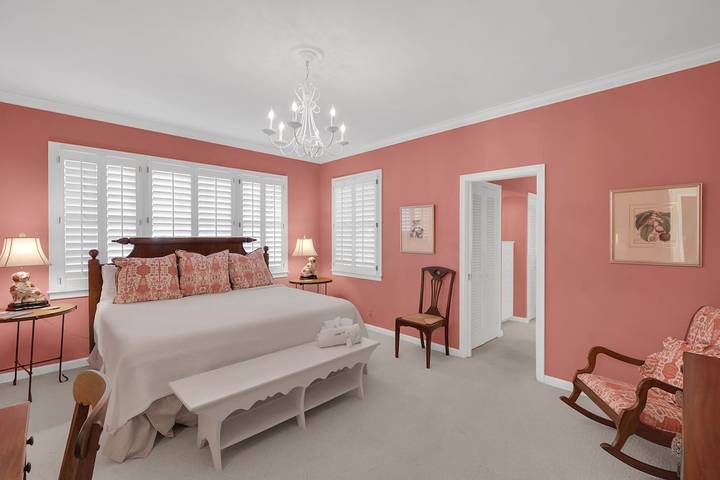 Vacation house for 16 people, with hot tub and terrace as well as yard in Georgia