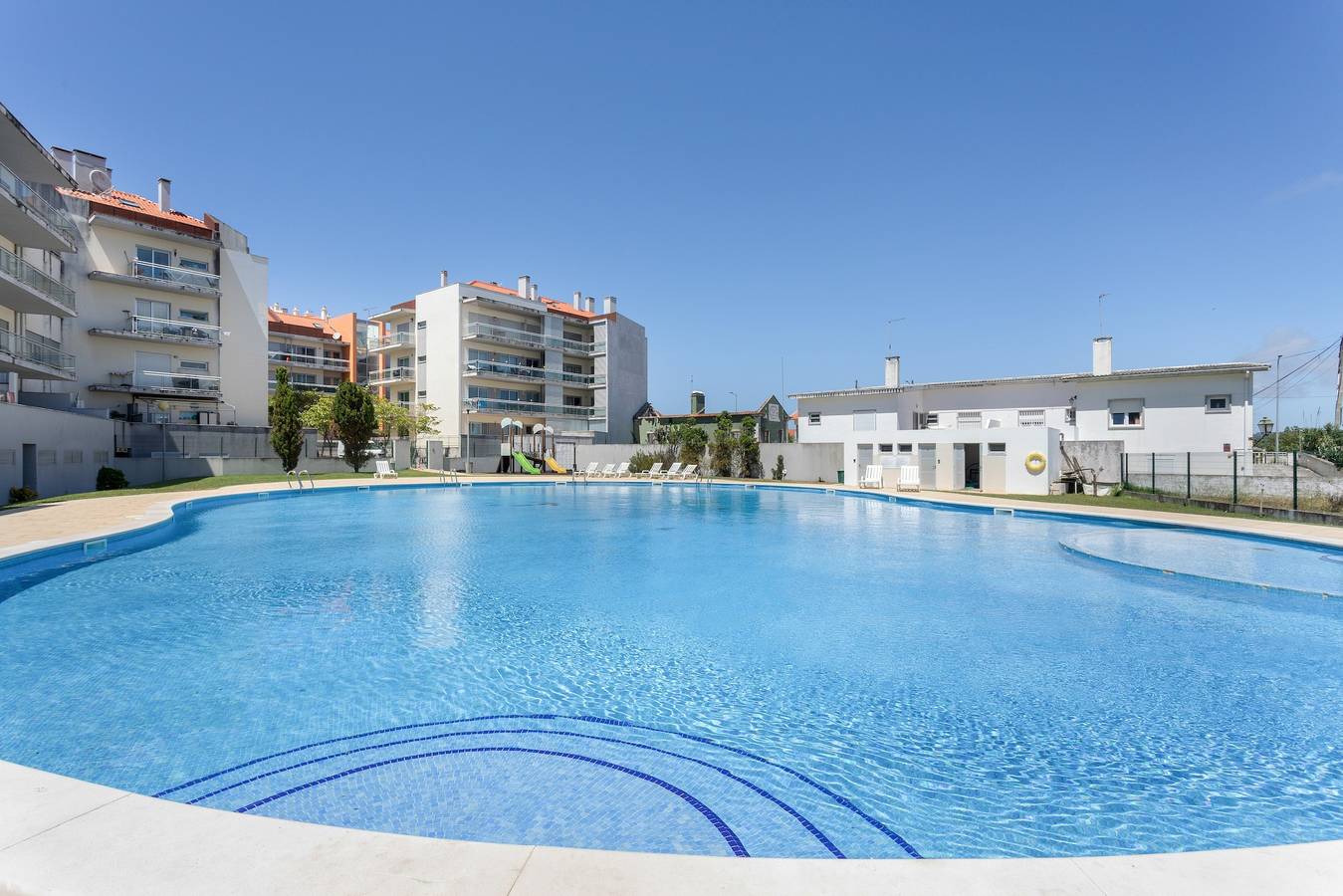 Entire apartment, 'Pérola Do Oeste' Apartment with Shared Pool, Wi-Fi, and Air Conditioning in Praia de São Martinho do Porto, São Martinho do Porto