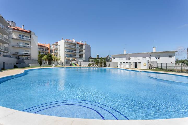 Entire apartment, 'Pérola Do Oeste' Apartment with Shared Pool, Wi-Fi, and Air Conditioning in Praia de São Martinho do Porto, São Martinho do Porto