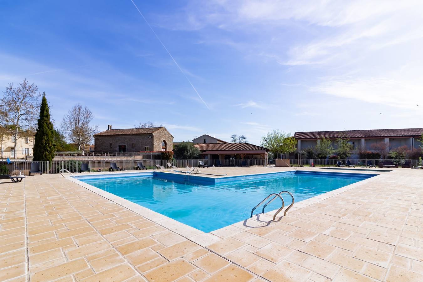 Entire apartment, Le Jouarres - Appt climatisé avec piscine partagée in Azille, Carcassonne region