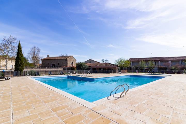 Location de vacances pour 4 personnes, avec terrasse ainsi que piscine et jardin près du Canal du Midi