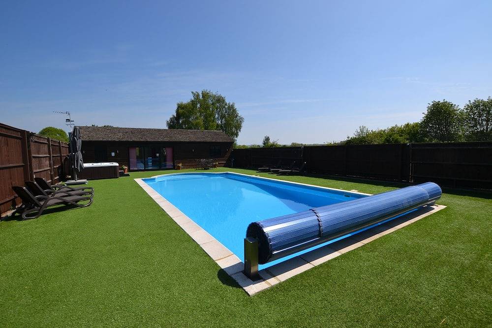 The Pool House studio chalet with pool and hot tub in Chinnor, Chiltern Hills