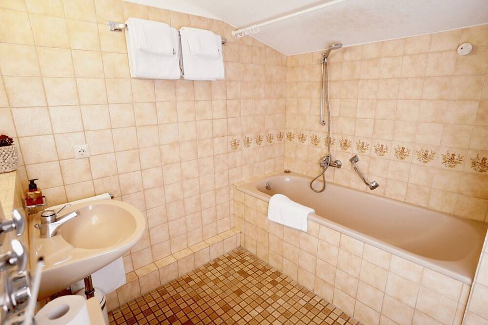 Ganze Wohnung, Ferienwohnung '2' mit gemeinsamer Terrasse, Balkon und Wlan in Weil am Rhein, Hochschwarzwald