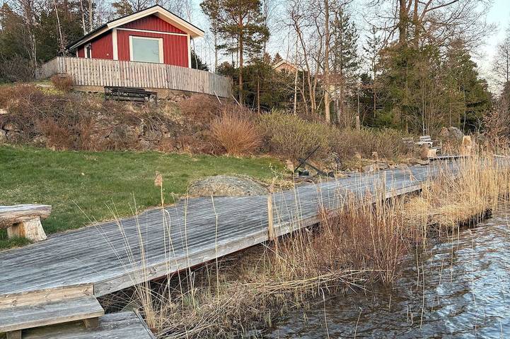 Timmerstuga för 2 Personer, med terass och trädgård i Lilla Edet