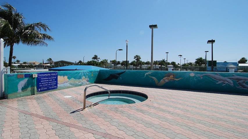 Vacation rental for 6 people, with hot tub and pool as well as yard, with pets in Hutchinson Island