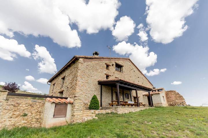 Casa rural para 18 personas, con Balcón y Terraza además de Jardín y Piscina en Miravete de la Sierra