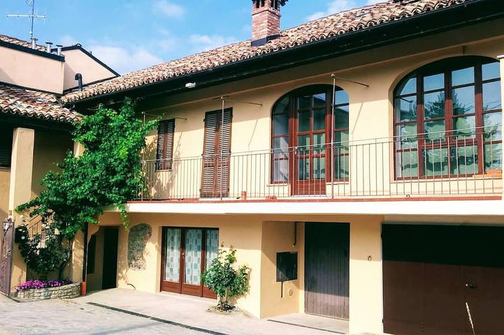 Gîte pour 4 personnes, avec Balcon et Terrasse ainsi que Jardin et Piscine à Serralunga d'Alba