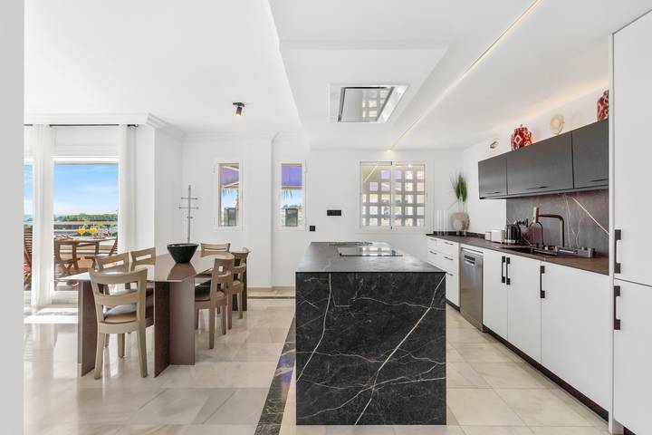 Entire apartment, Apartment 'Marbella Ático las Vistas De Laia' with Sea View, Wi-Fi and Air Conditioning in Marbella West, Marbella