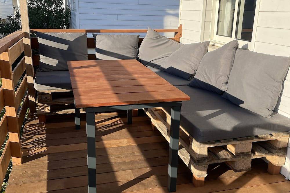 Authentic wooden chalet with sea view sleeps 4 in Gruissan (Ville), Gruissan
