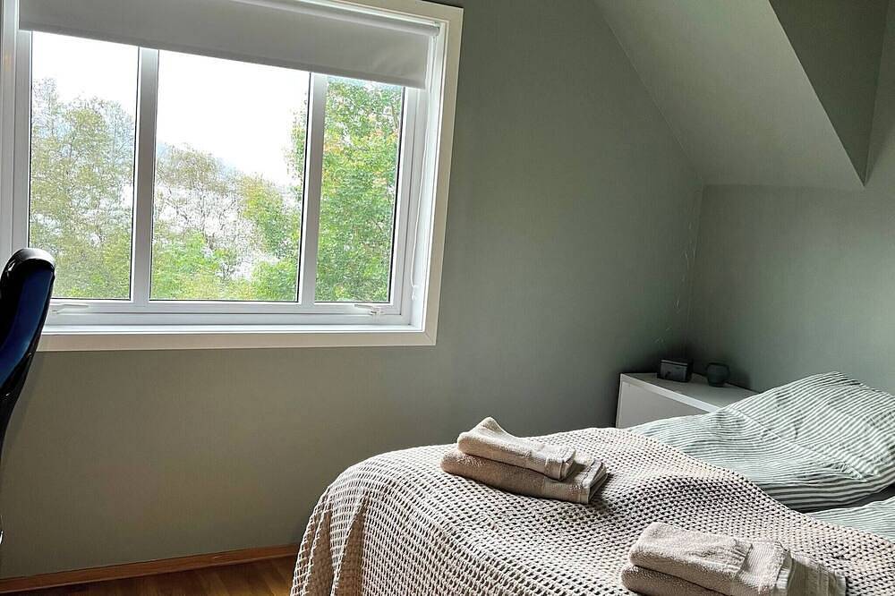 Ganze Wohnung, Apartment mit 2 Schlafzimmern und Dachboden in Ålesund