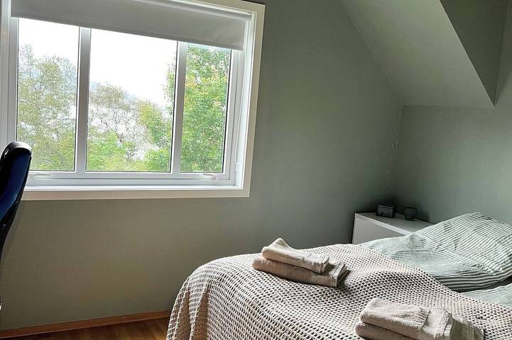 Ganze Wohnung, Apartment mit 2 Schlafzimmern und Dachboden in Ålesund