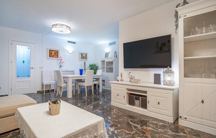 Ganze Ferienwohnung, Playa Mati Apartment mit Pool, Terrasse und Parkplatz in Fuengirola Zentrum, Fuengirola