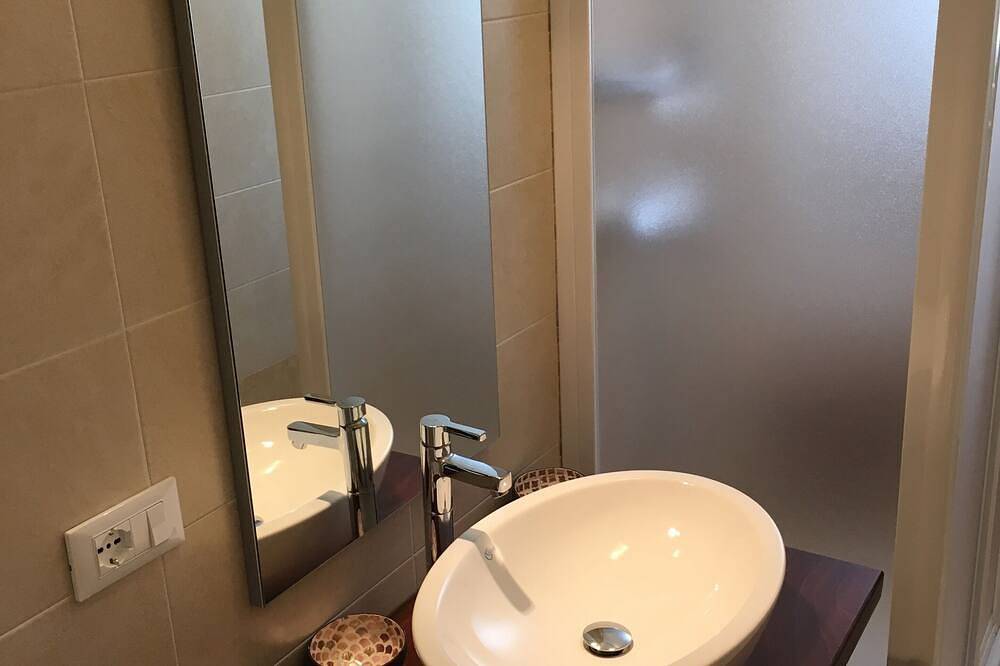 Entire apartment, Casa dei Limoni in a quiet location near the center of Garda in Garda, Garda Mountains