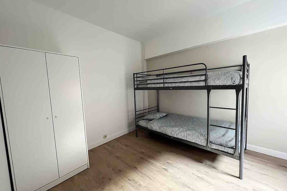 Geheel appartement, Tirou 3 station and airport center in Charleroi, Henegouwen