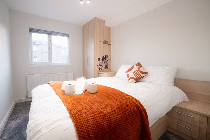 Holiday home for 12 people, with terrace and garden in Hounslow