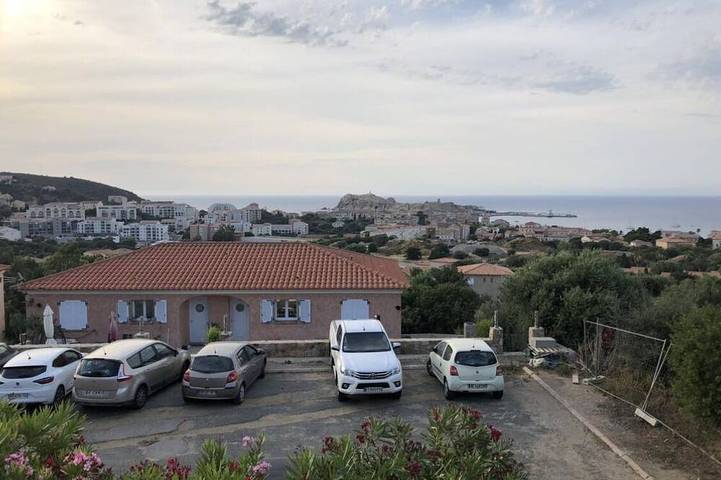 Location de vacances pour 6 personnes, avec terrasse et jacuzzi à L'Île-Rousse