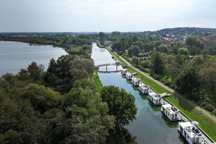 Hausboot 7 Seestern. Malerisch am See und unkonventionell. in Geestland, Cuxland
