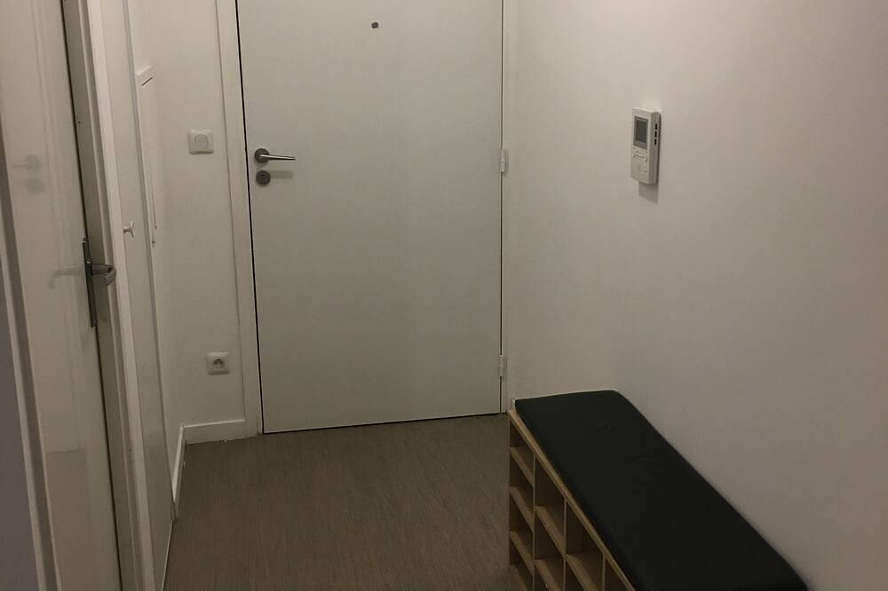 Appartement entier, Studio with videophone and camera at the entrance in Montfermeil, Seine-Saint-Denis