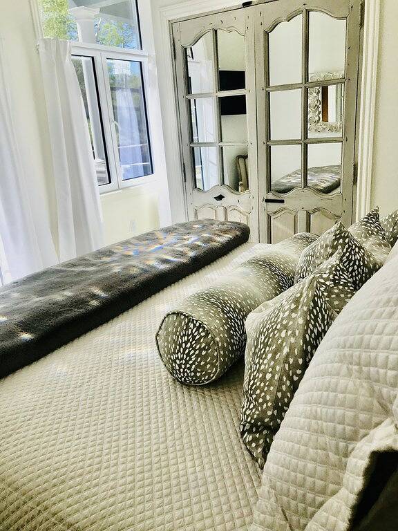 Exquisite pet friendly home, 5 blks from Gondola with stunning views!! in Aspen, Aspen Snowmass