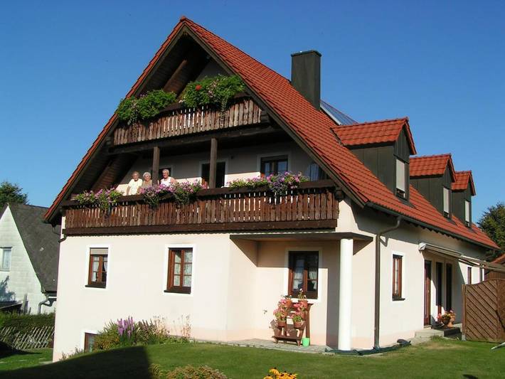 Ferienwohnung für 2 Personen, mit Terrasse und Garten sowie Ausblick in Neualbenreuth