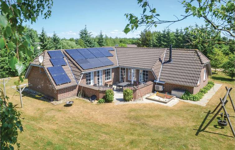 Feriehus for 10 personer, Jacuzzi og Terrasse i tillegg til Hage og Sauna i Jegum