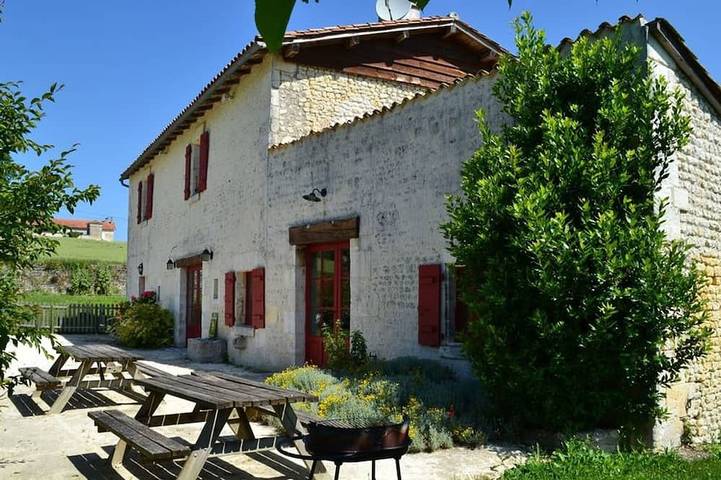 Gîte pour 11 personnes, avec Terrasse ainsi que Jardin et Piscine à Lignières-Sonneville