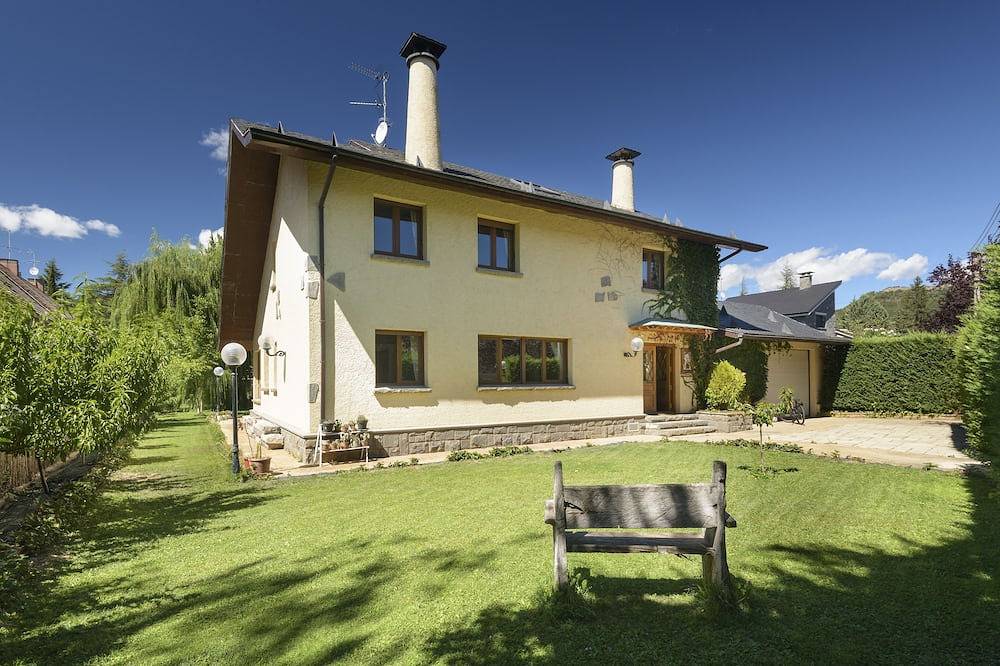 Chalet In Jaca. Ski. Private Pool in Jaca, Spanish Pyrenees