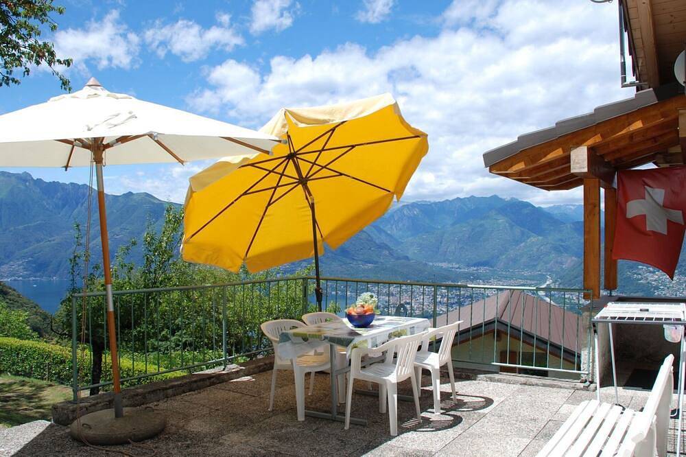 Casa de vacaciones privada con Wifi, Tv, patio, mascotas permitida, vista panorámica, aparcamiento in Gambarogno, Lake Maggiore (Suiza)