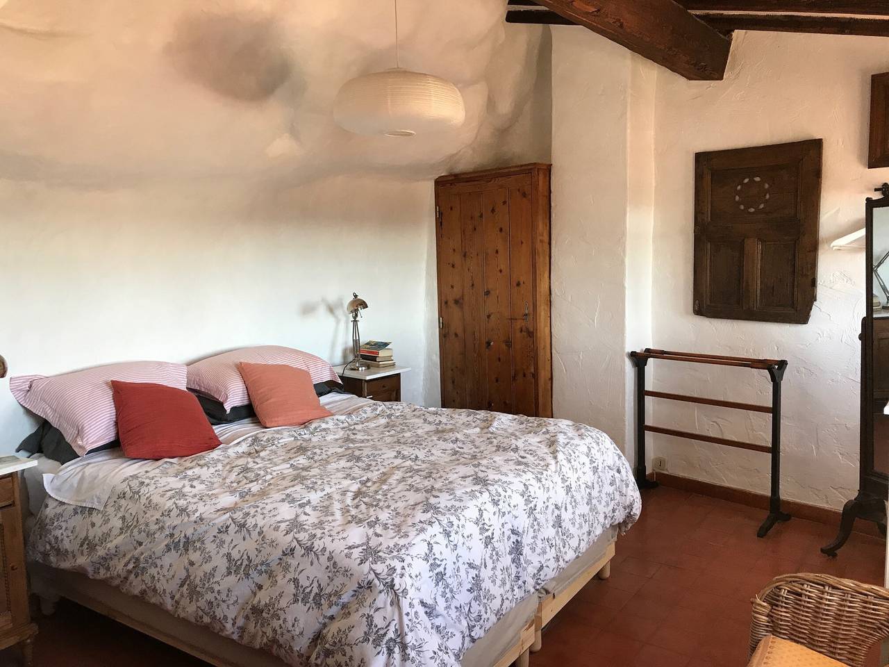 Maison-grotte féerique avec vue montagne, terrasse privée et Wi-Fi à Cotignac in Cotignac, Région de Brignoles